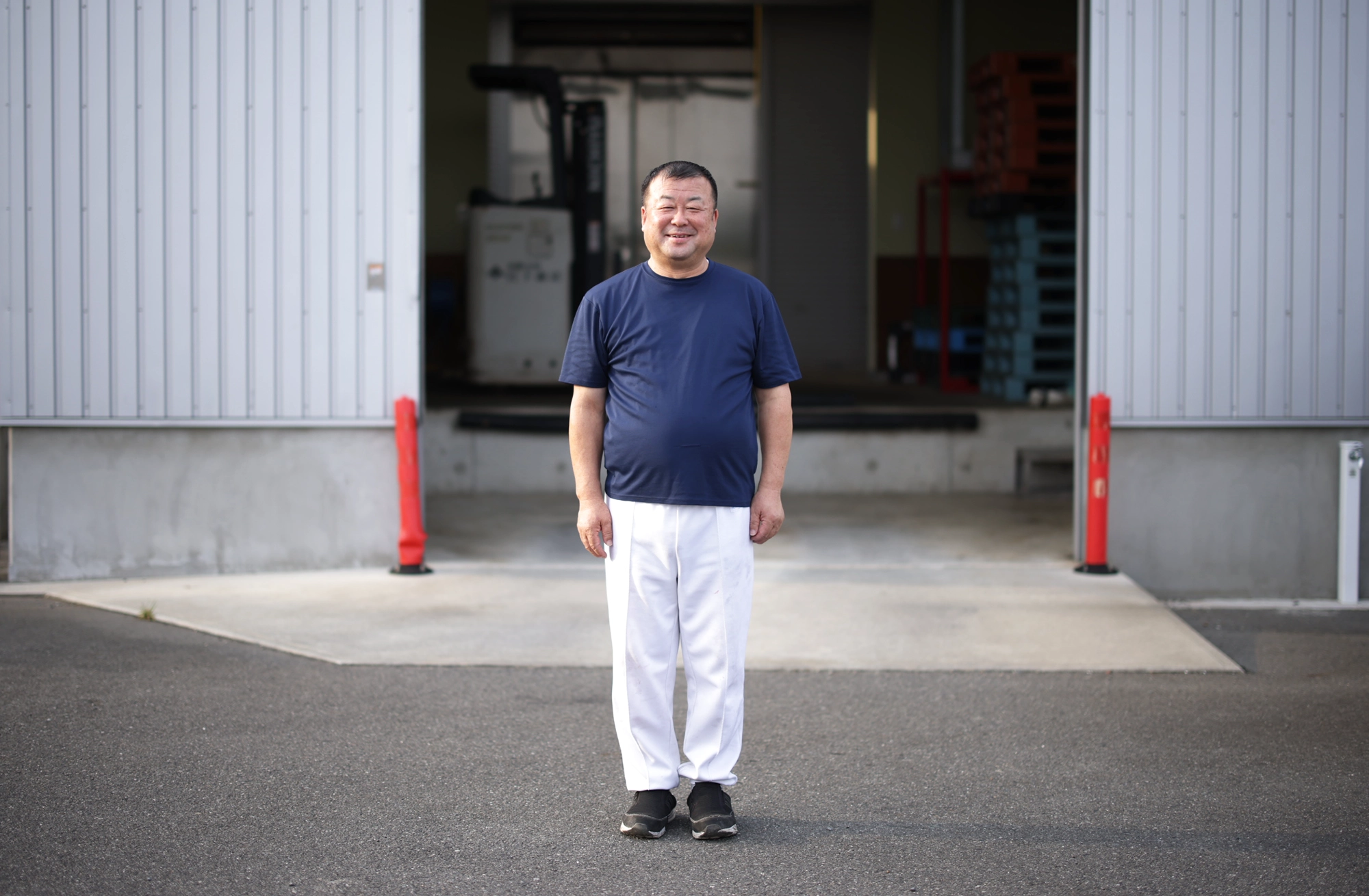 家族と従業員、その真ん中で揚げている